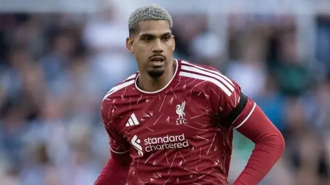 Ronald Araujo Liverpool formasıyla mücadele ederken
