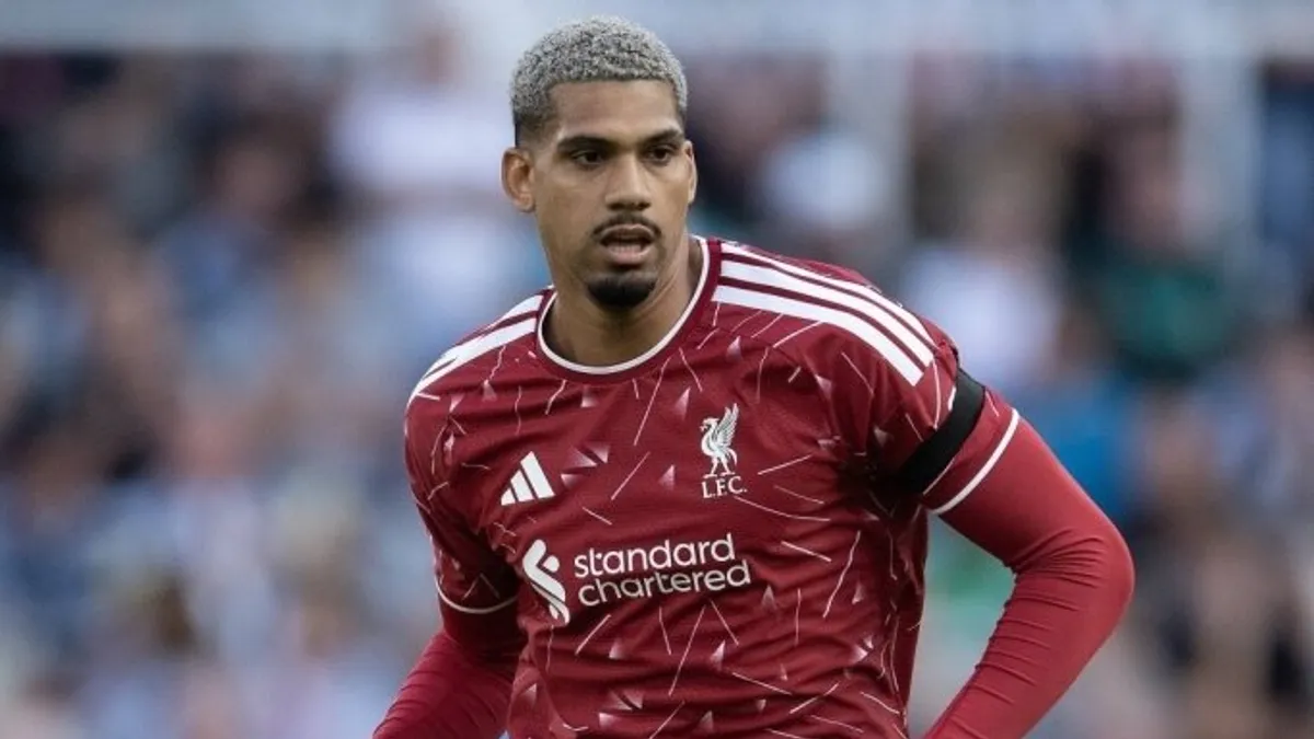 Ronald Araujo Liverpool formasıyla mücadele ederken