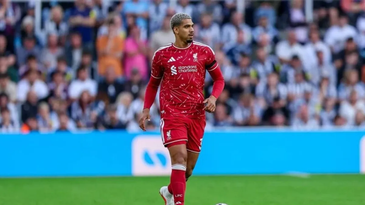 Ronald Arauxo Liverpool formasında sürətlə qaçarkən