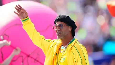 Ravenna formasıyla Ronaldinho sahaya çıkmaya hazırlanırken görüntüsü