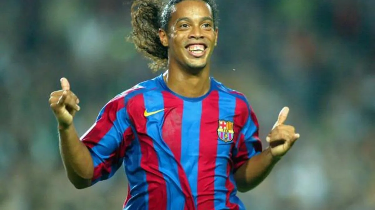 Ronaldinho Ravenna formasıyla sahada poz verirken