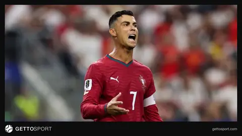 Kriştiano Ronaldo Portuqaliya millisinin forması ilə stadion kənarında