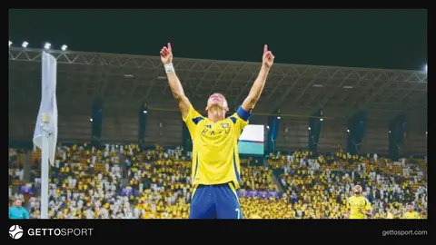 Ronaldo qol qeydiyyatı zamanı bayraq və top ilə