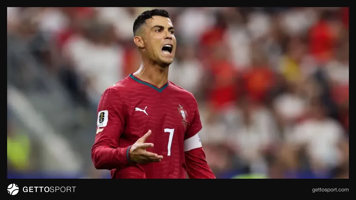 Kriştiano Ronaldo millinin formasında və ya federasiya binası qarşısında