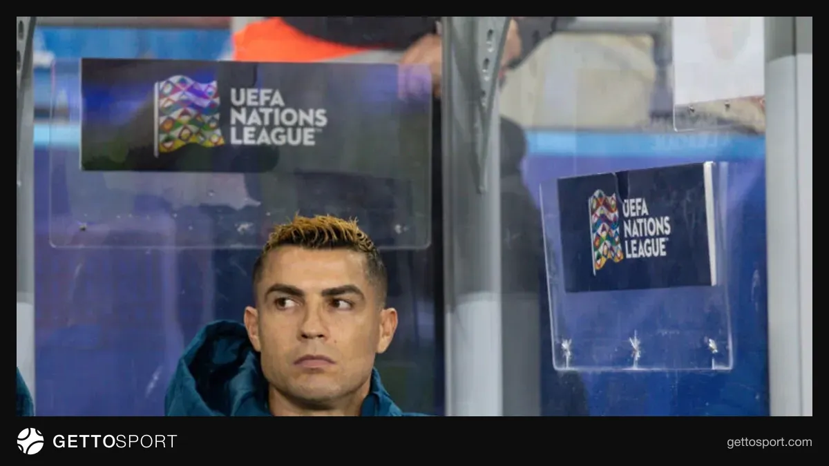 Kriştiano Ronaldo milli forma və ya klub formasında stadion kənarında