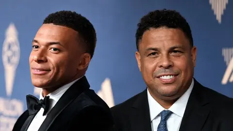 Ronaldo konuşurken ve Kylian Mbappé maçta gol sevinci