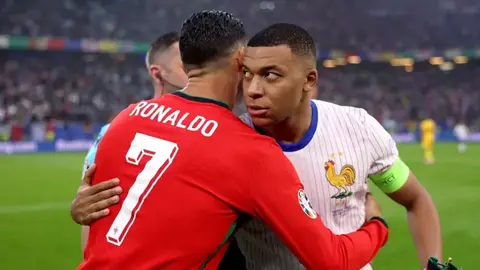 Kriştiano Ronaldo kamera qarşısında danışır