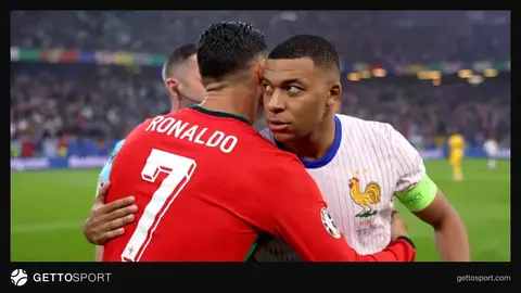 Kriştiano Ronaldo kamera qarşısında danışır