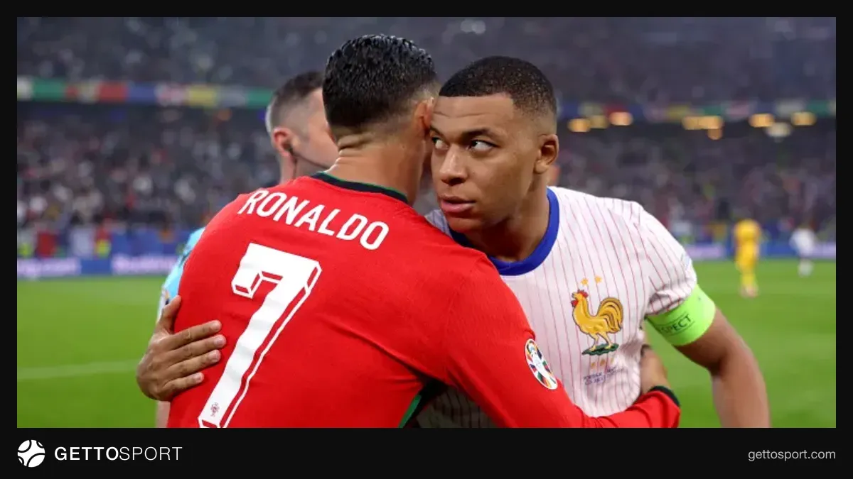 Kriştiano Ronaldo kamera qarşısında danışır