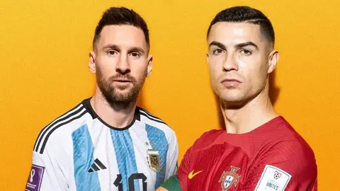 Lionel Messi forma ilə tribunaya əl sallayır, yanında Kriştiano Ronaldo yazışma ikonu