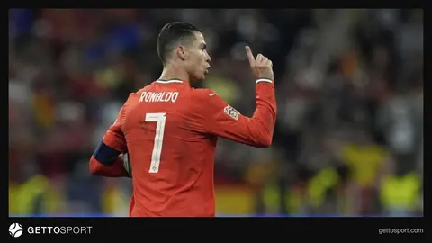 Kriştiano Ronaldo milli komandanın düşərgəsində müzakirə masasından gedərkən