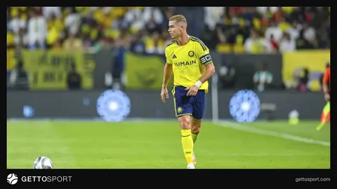 Kriştiano Ronaldo müsahibədə mikrofon qarşısında