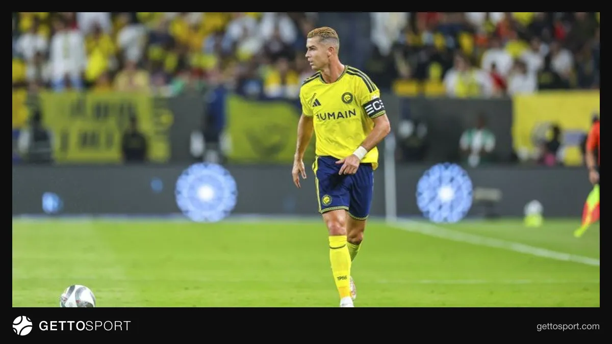Kriştiano Ronaldo müsahibədə mikrofon qarşısında