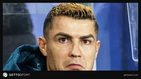 Maraqla baxan Kriştiano Ronaldo millinin forması ilə stadion kənarında