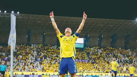 Kriştiano Ronaldo Əl-Nəsr formasında topa vurur