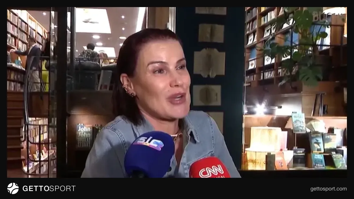 Elma Aveyru Lissabonda kitab təqdimatında jurnalistlərə açıqlama verir