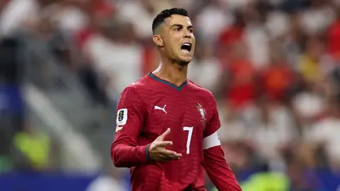 Nik Littlheylz və Kriştiano Ronaldo məşq bazasında müzakirə aparır
