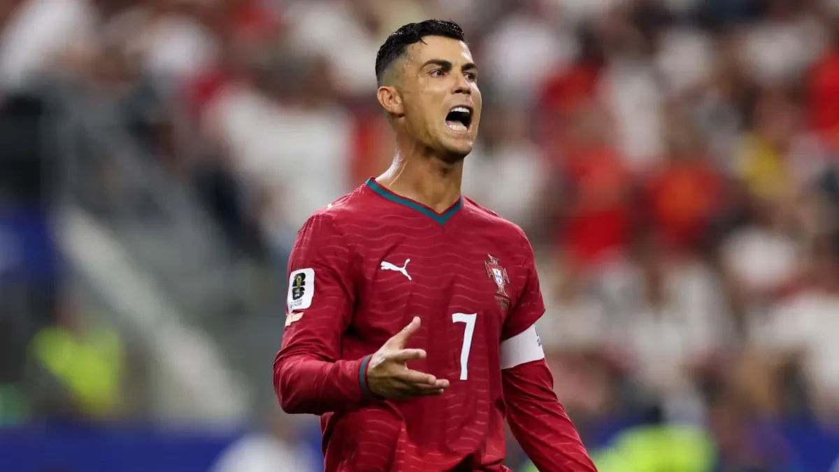 Nik Littlheylz və Kriştiano Ronaldo məşq bazasında müzakirə aparır