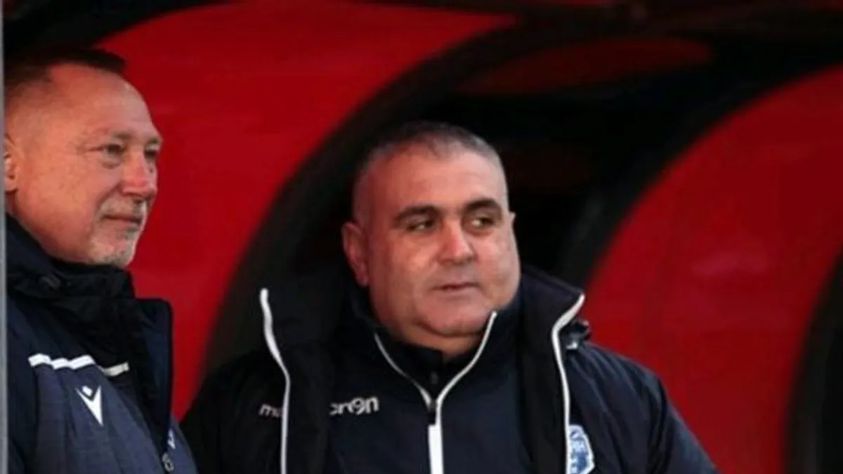 Rövşən Babayev mikrofona müsahibə verir