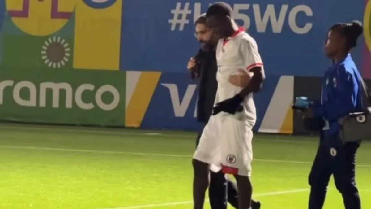 Rövşən Nəcəf stadionda zədələnmiş futbolçuya kömək edir