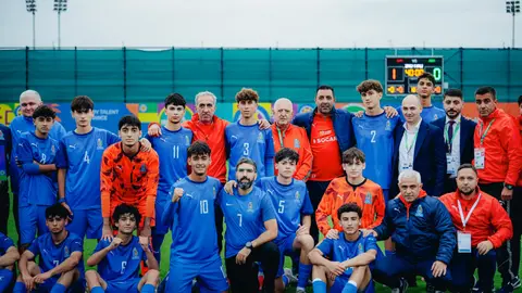 Rövşən Nəcəf Hövsan Yarış Kompleksində tribunada oturub oyunu izləyir
