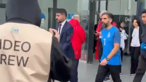 Rövşən Nəcəf 7 nömrəli formada Hövsan stadionunda oturub
