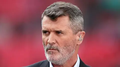 Roy Keane və Mançester Yunayted loqosu ilə stadion görüntüsü