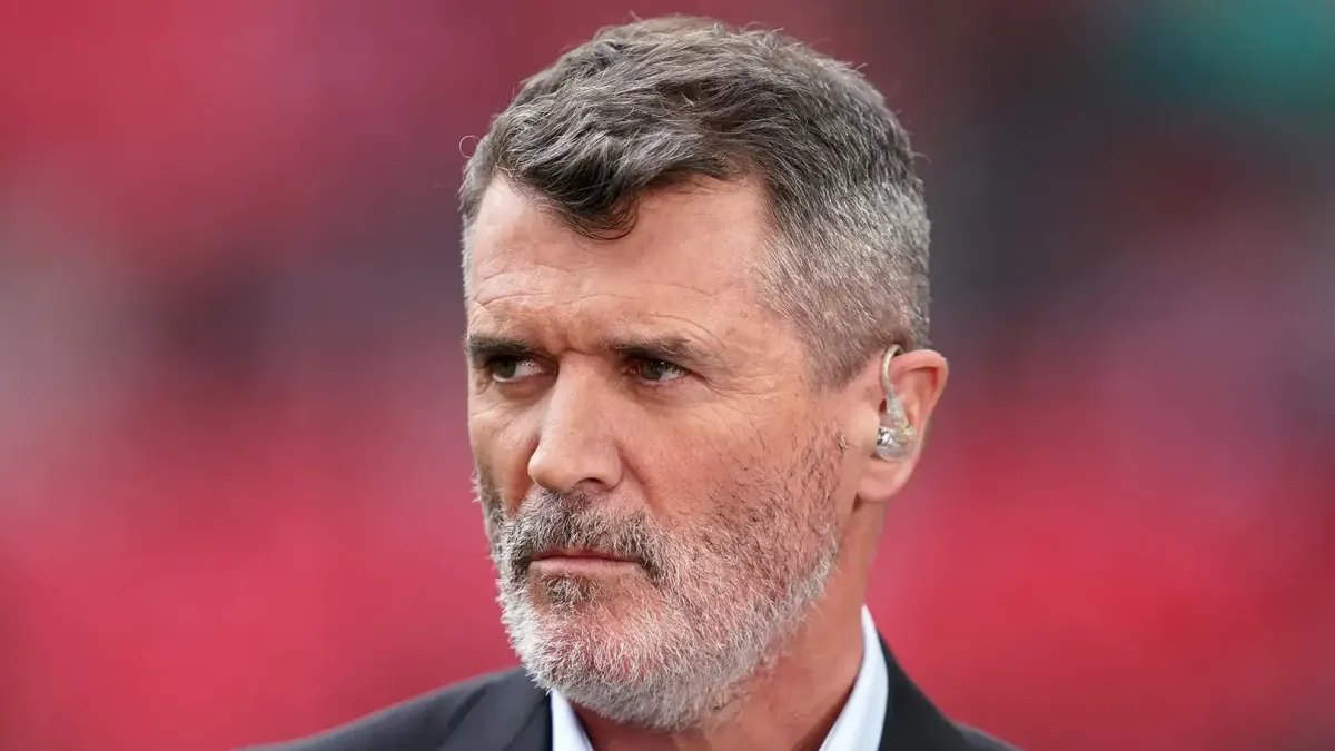 Roy Keane və Mançester Yunayted loqosu ilə stadion görüntüsü