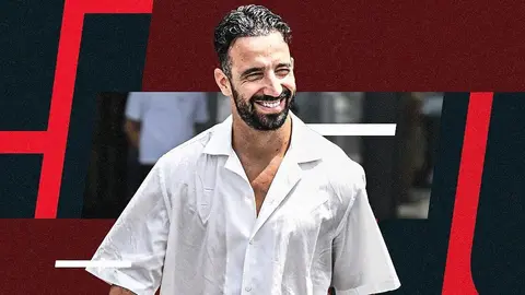 Ruben Amorim stadionda gülümsəyir, tribuna fonunda azarkeşlər