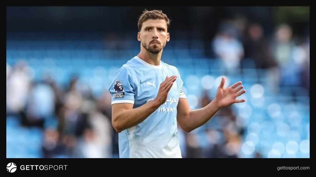Ruben Dias basın toplantısında takım formasıyla konuşurken