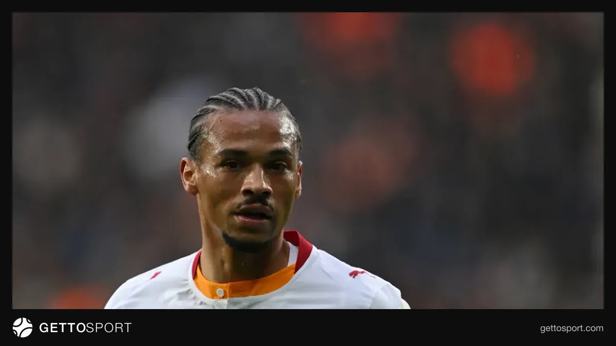 Ruben Vargas Sevilla formasıyla top sürerken