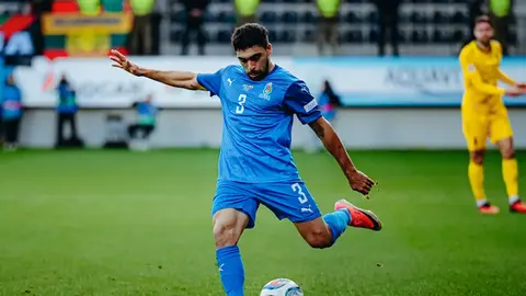 Rüfət Abbasov Azərbaycan milli komandası formasında stadionda