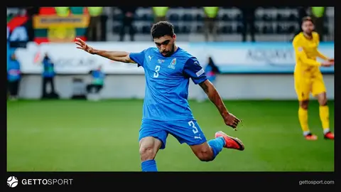 Rüfət Abbasov Azərbaycan milli komandası formasında stadionda