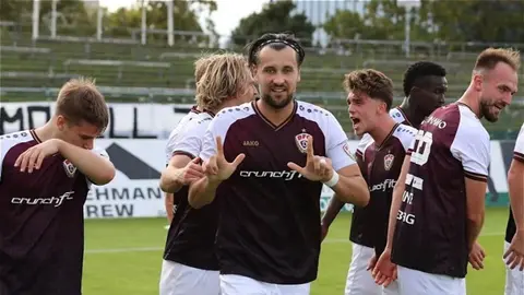 Rüfət Dadaşov Dinamo Berlin klubunun formasında, qol vurduqdan sonra