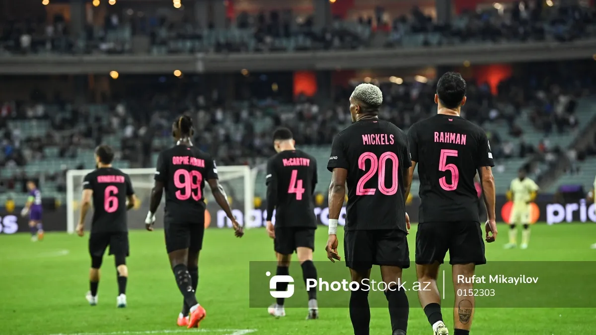 Sabah futbol komandası müdafiədə topu qarşılayır
