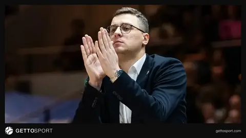 Lazar Spasiç mətbuat konfransında, arxa planda Sabah loqosu