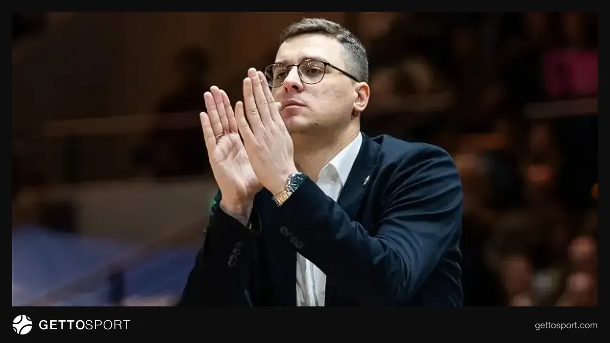 Lazar Spasiç mətbuat konfransında, arxa planda Sabah loqosu
