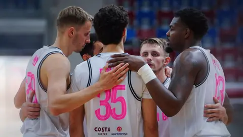 Sabah basketbol komandası oyun öncəsi məşqdə