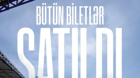 Stadiona axışan futbol azarkeşləri və biletlər