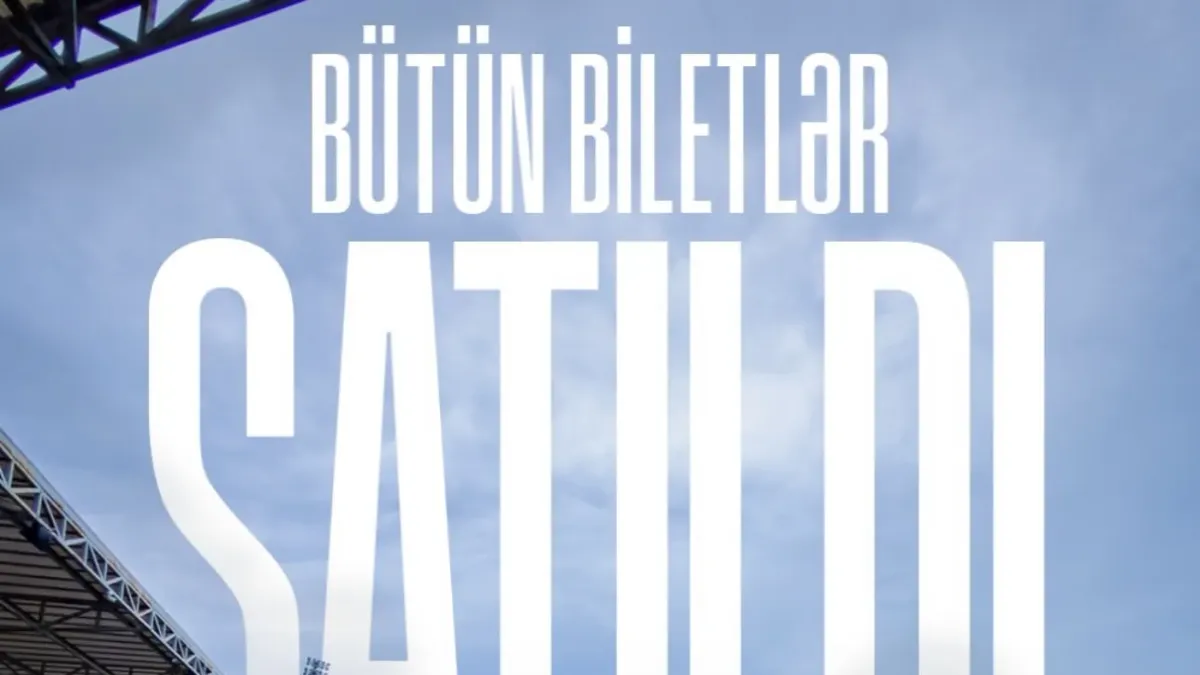 Stadiona axışan futbol azarkeşləri və biletlər