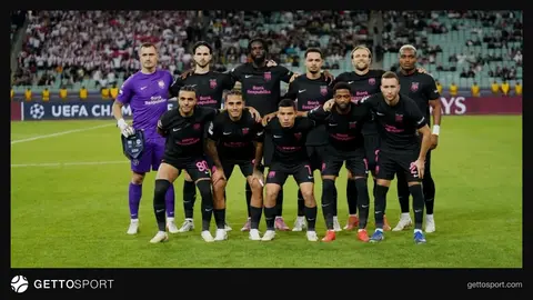 Sabah futbolçuları start heyətində meydana çıxarkən