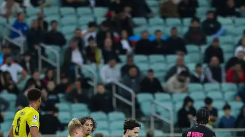 Sabah futbolçuları məşq və ya oyun zamanı meydanda Borussiya ilə qarşılaşma