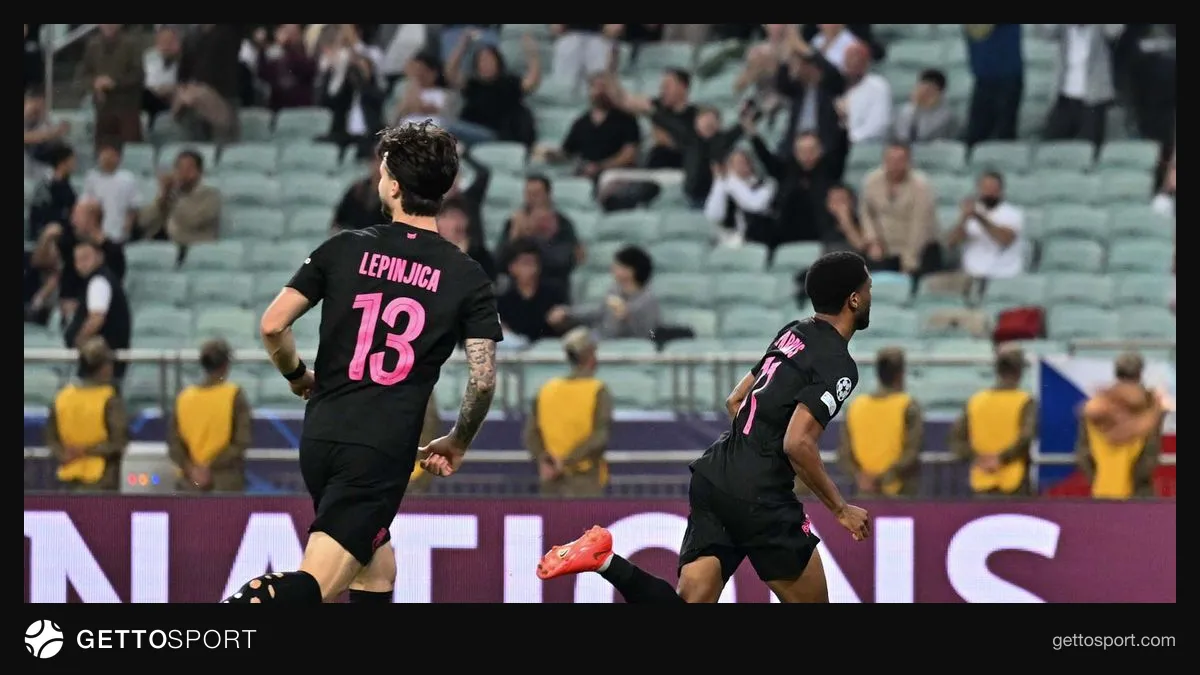 Sabah futbol komandasının oyunçuları sevinir