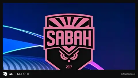 Sabah klubunun oyunçuları və məşqçisi meydanda məşq zamanı