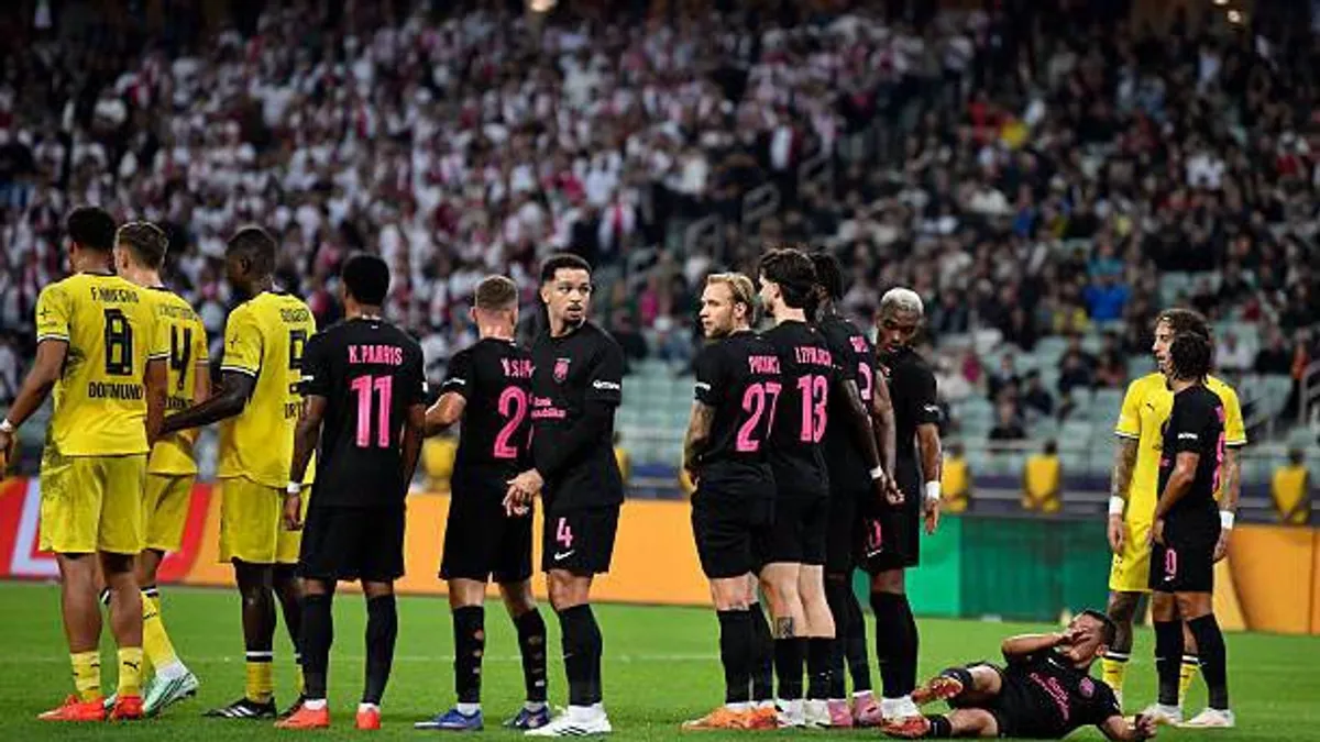 Sabah futbol komandası oyun zamanı hücum hazırlığı