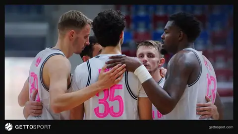 Sabah basketbol komandası və Ritas komandası oyun öncəsi arenası