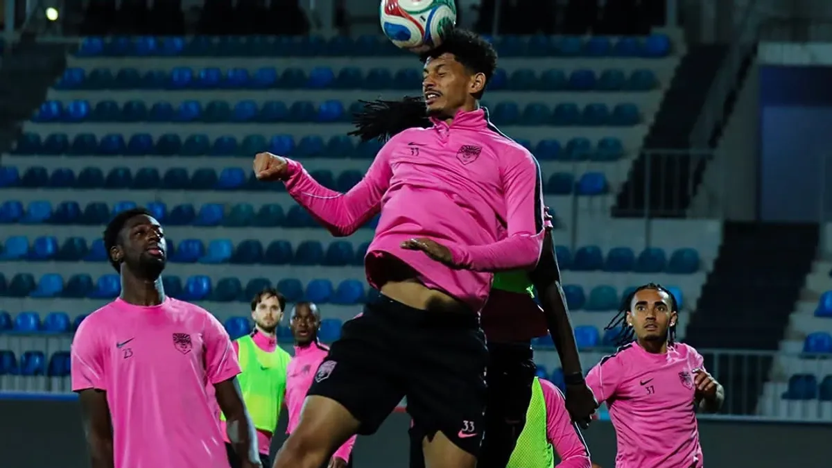 Sabah futbolçuları Sabah Arena-da məşq zamanı