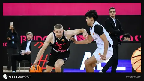 Sabah basketbol komandası oyun zamanı top uğrunda mübarizə aparır