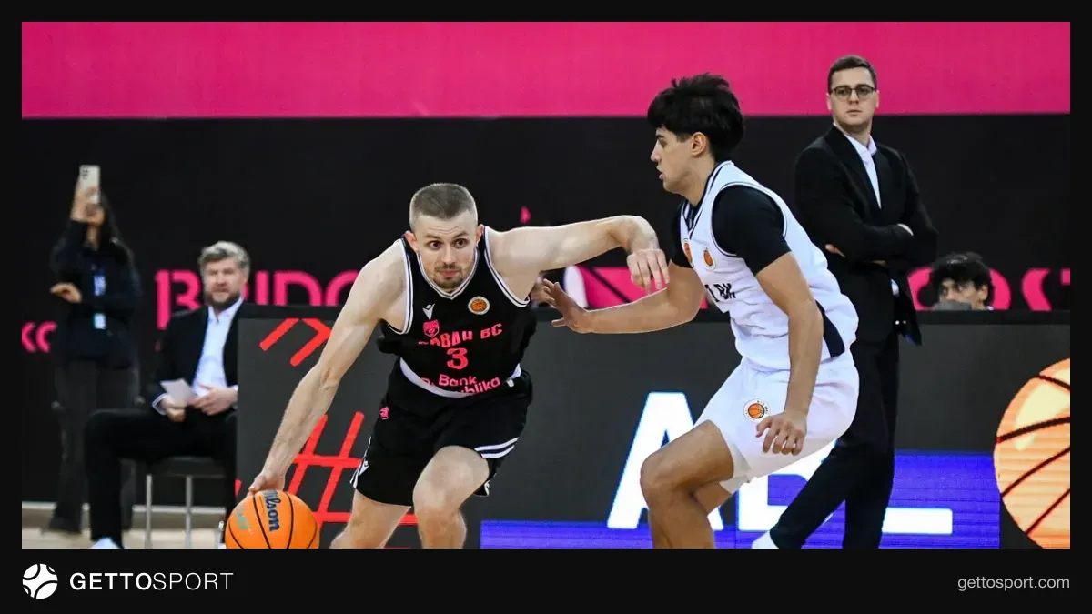 Sabah basketbol komandası oyun zamanı top uğrunda mübarizə aparır