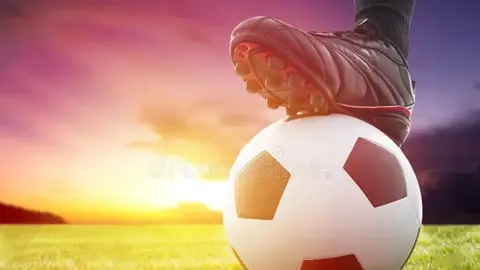Futbol meydançasında "Sabah" və "Qarabağ"ın loqoları və oyunçular